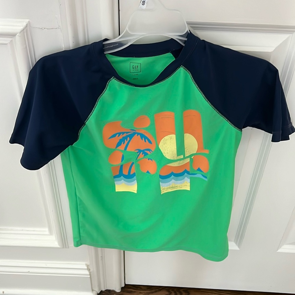 Gap swim rashguard size large.